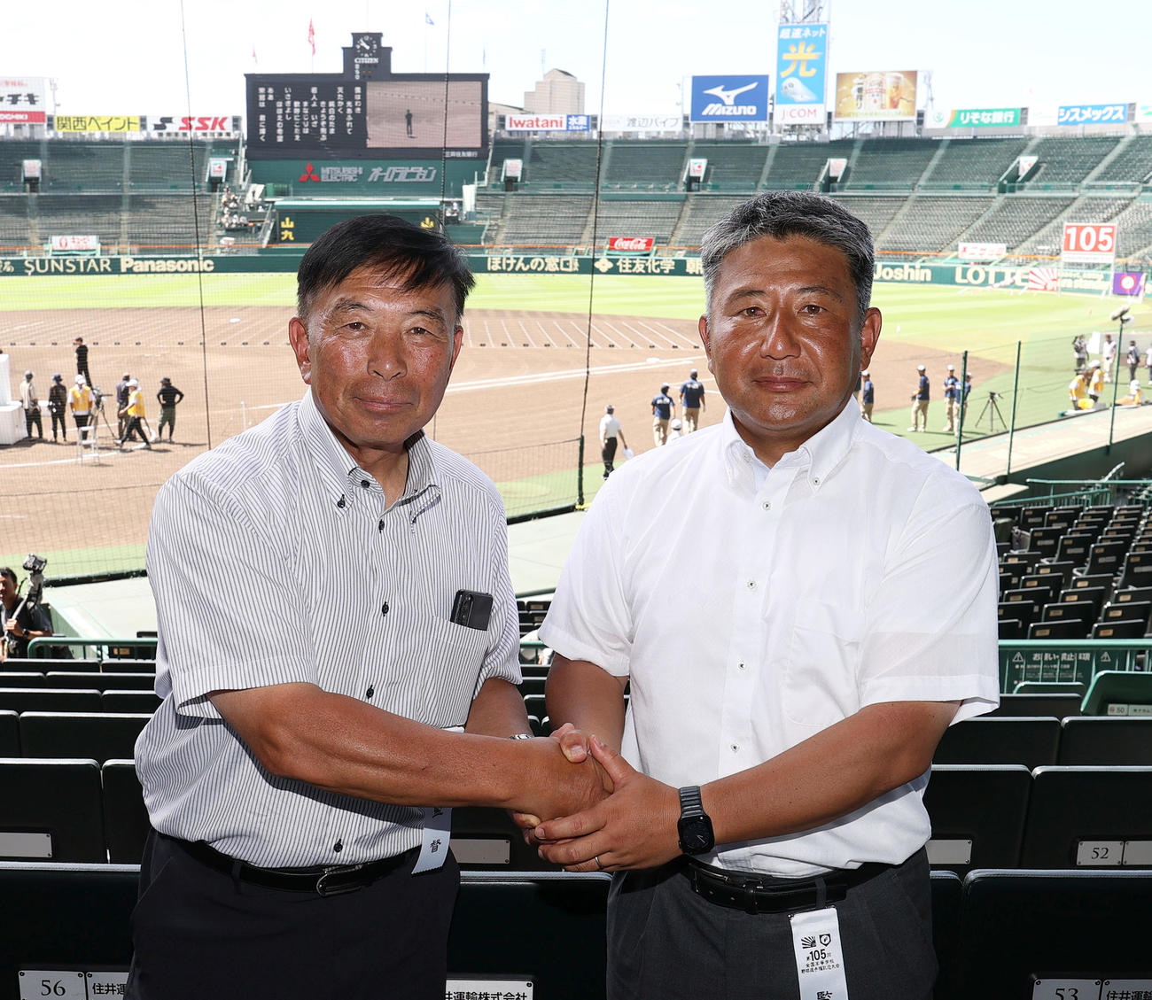 甲子園球場で握手をかわすクラークの佐々木監督（左）と前橋商の住吉監督（撮影・上山淳一）