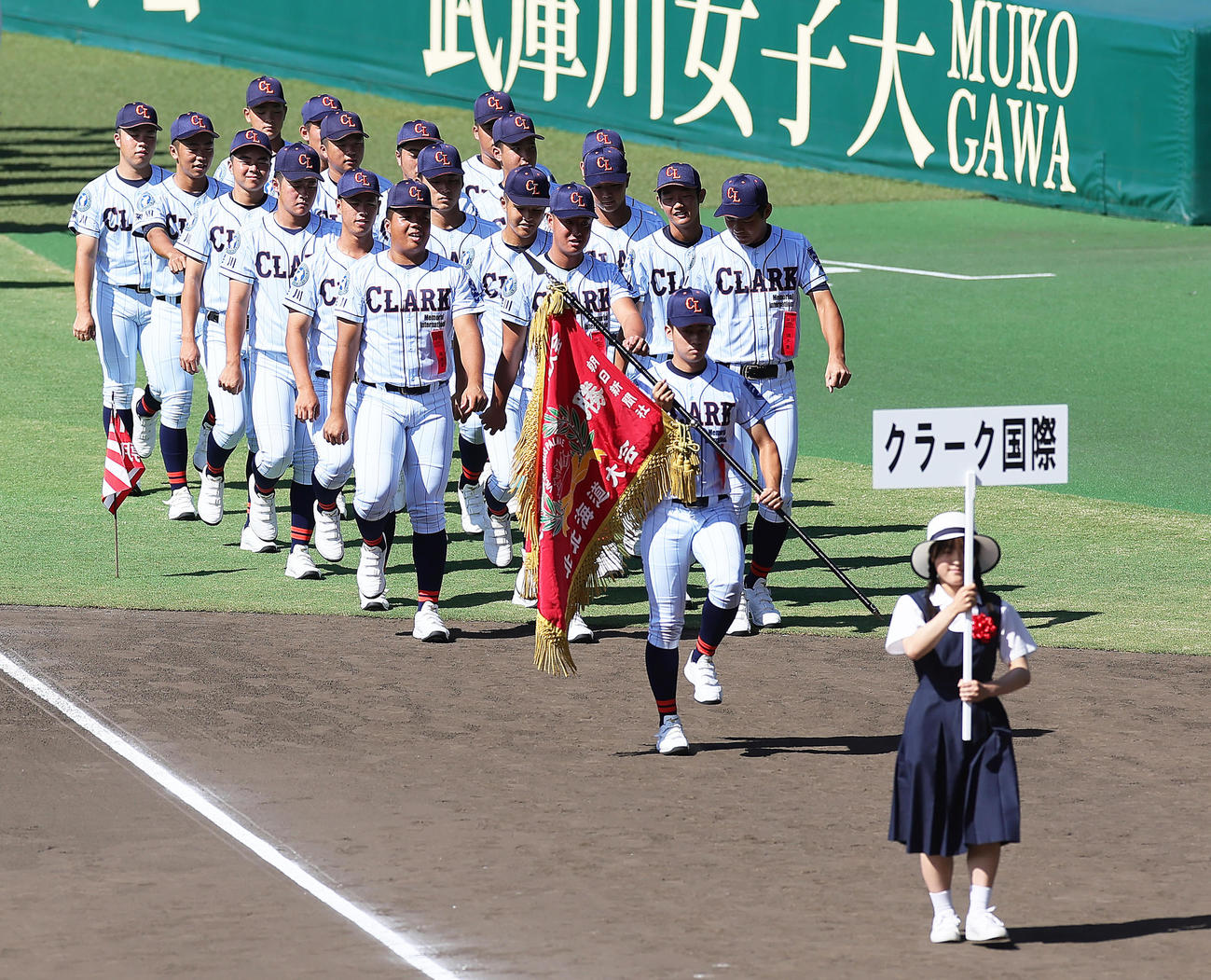 開会式リハーサルで入場行進するクラーク（撮影・足立雅史）