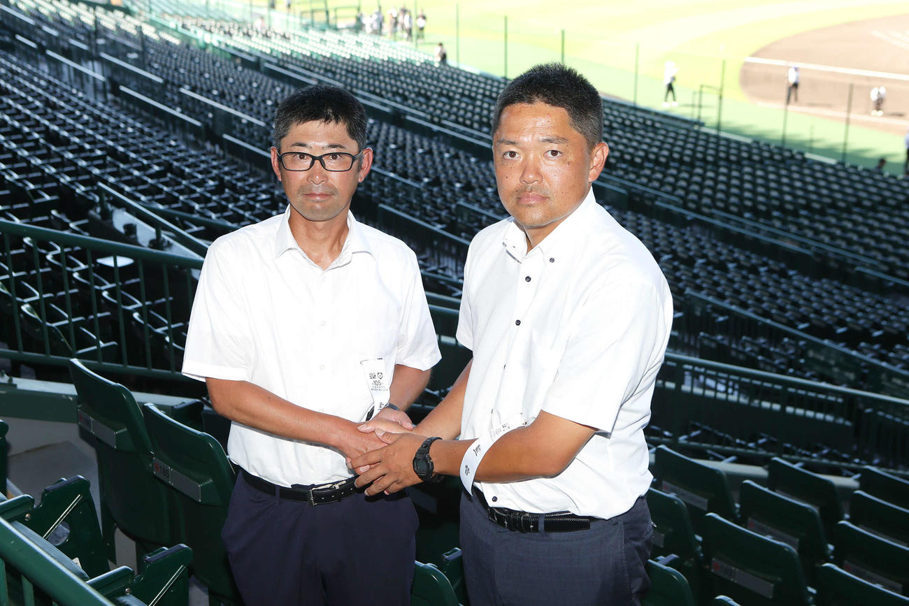 対戦を前に握手を交わす市和歌山・半田監督（左）と東京学館新潟・旅川監督（撮影・足立雅史）