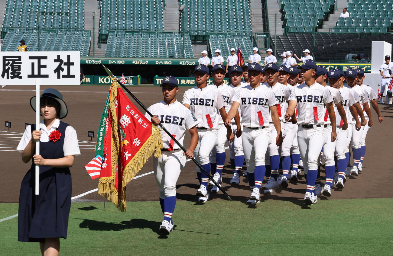 第105回全国高校野球選手権大会リハーサルで入場行進する履正社の選手たち（撮影・藤尾明華）