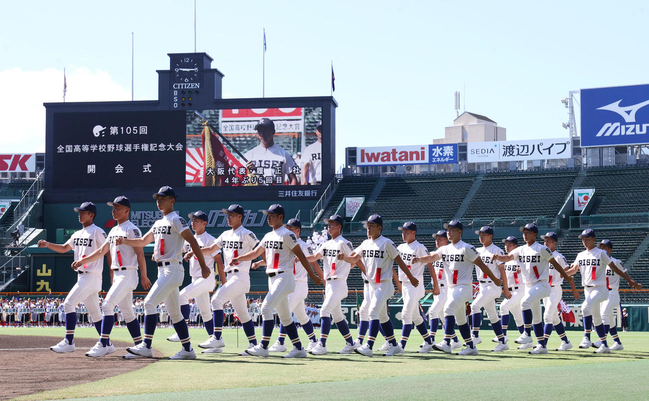 開会式リハーサルで行進する履正社ナイン（撮影・上山淳一）