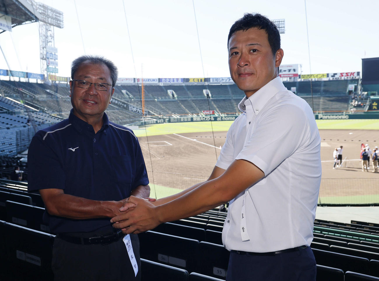 握手を交わす共栄学園・原田監督（右）と聖光学院・斎藤監督（撮影・藤尾明華）