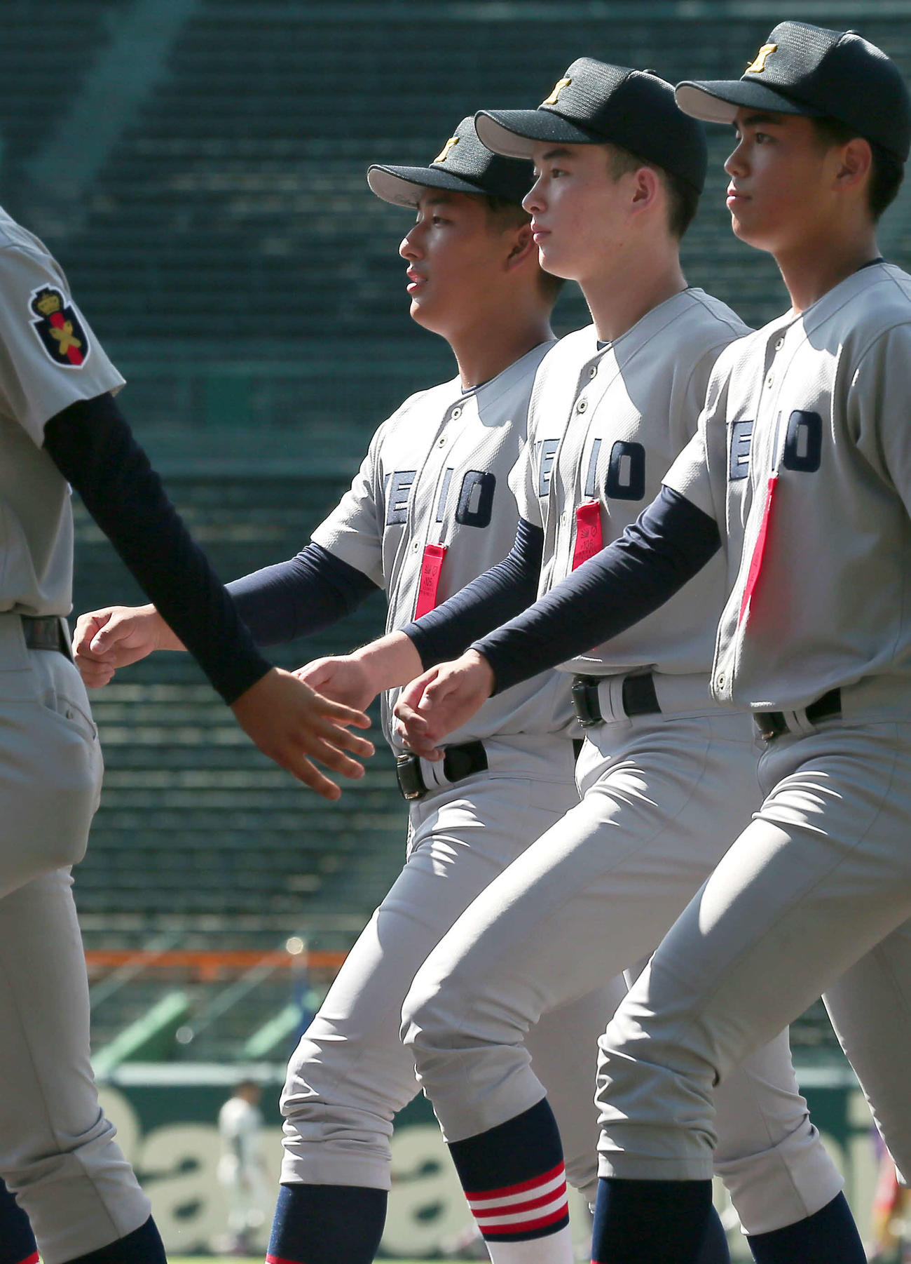 開会式リハーサルで行進する清原（左）ら慶応ナイン（撮影・上山淳一）