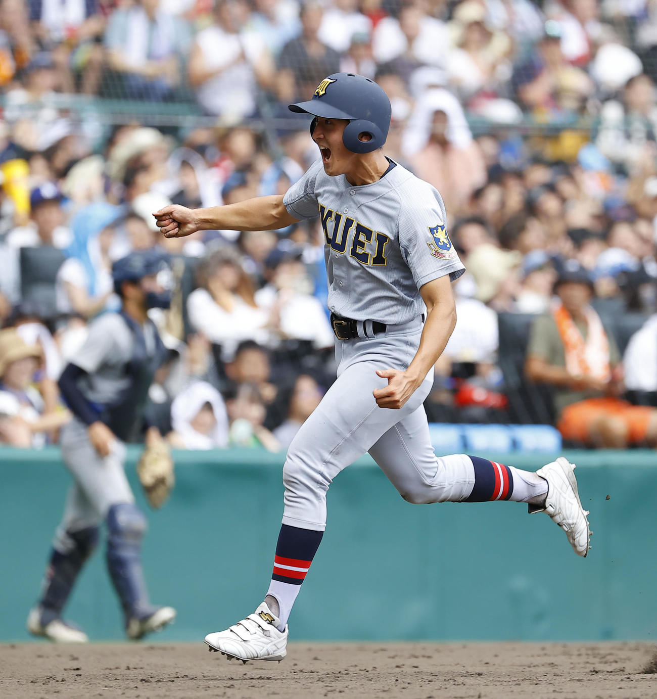 慶応対仙台育英　3回裏仙台育英2死二、三塁、打者斎藤陽のとき相手暴投で生還する橋本（撮影・藤尾明華）