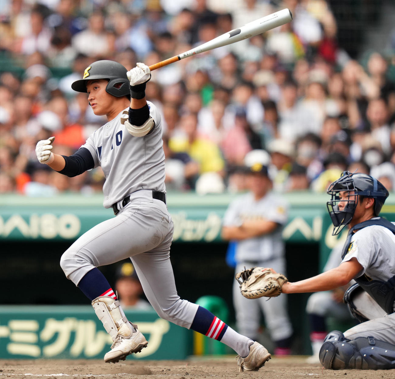 慶応対仙台育英　5回表慶応2死一塁、左翼線に適時二塁打を放つ福井（撮影・横山健太）