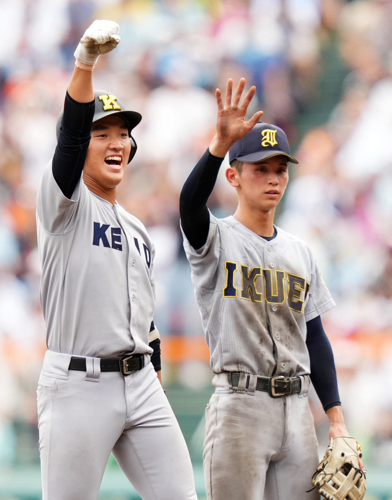 慶応対仙台育英　5回表慶応2死一塁、左翼線へ適時二塁打を放ち塁上でガッツポーズする福井。右は二塁手住石（撮影・横山健太）