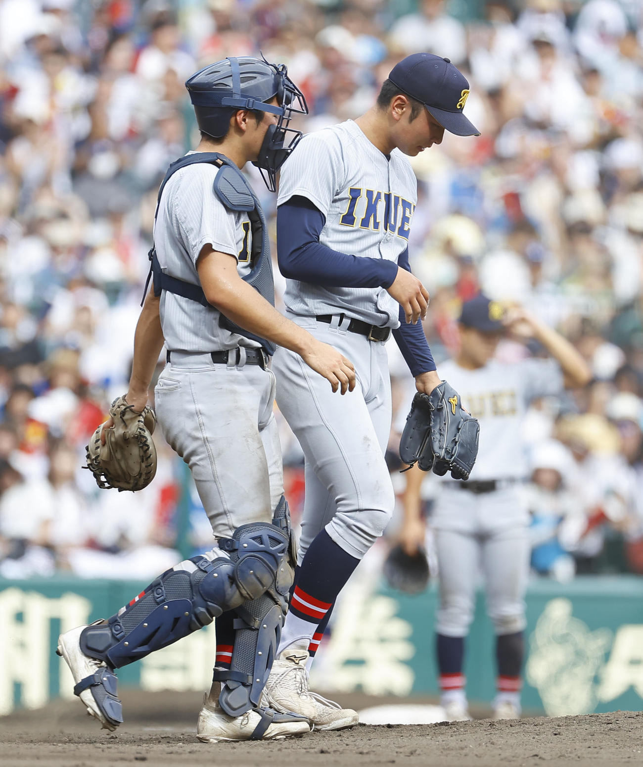 慶応対仙台育英　5回表、マウンドで高橋（右）に声を掛ける捕手尾形（撮影・藤尾明華）