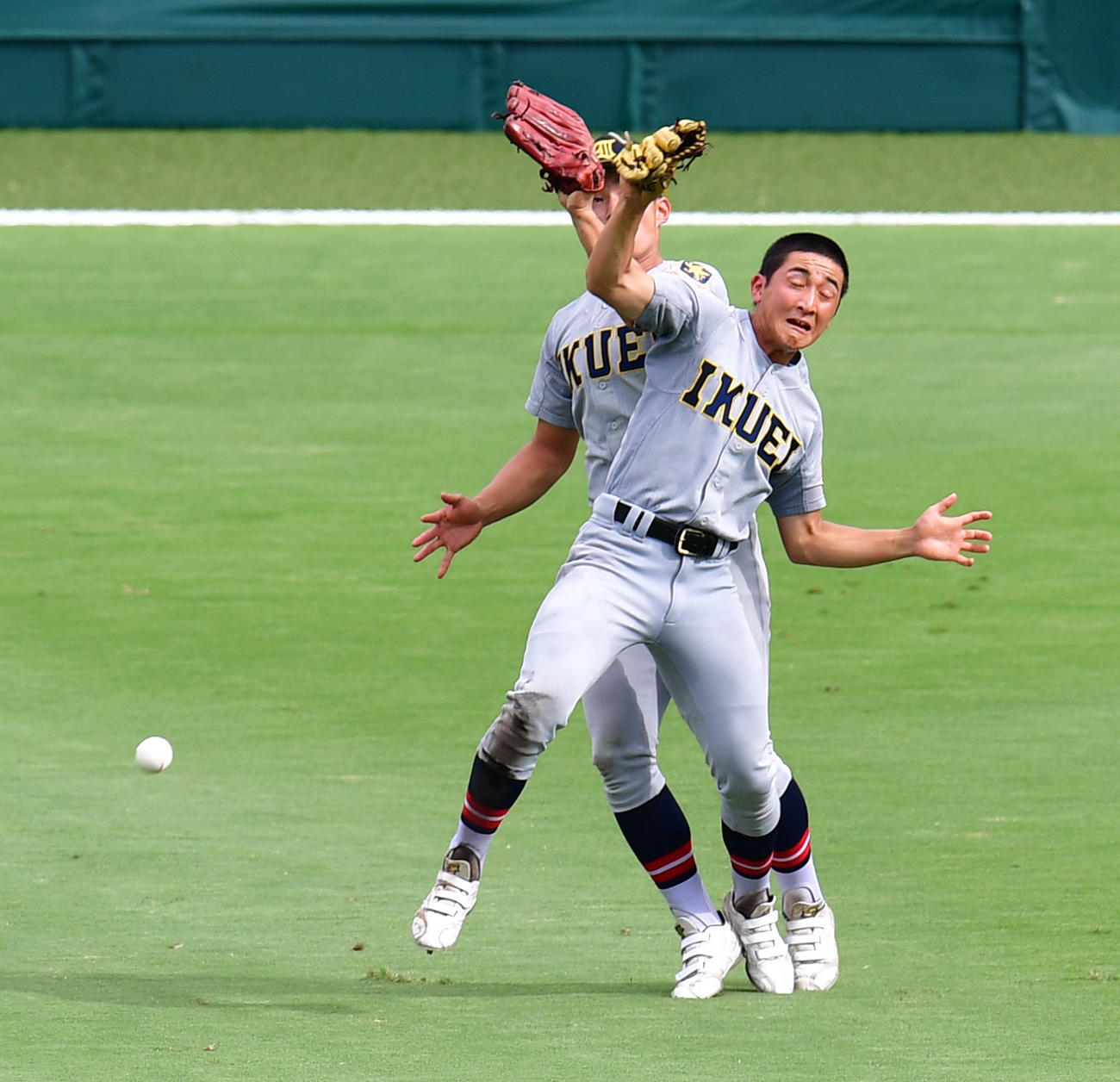 慶応対仙台育英　5回表慶応2死丸田の飛球を仙台育英・鈴木左翼手（左）と橋本中堅手がぶつかり落球してしまう