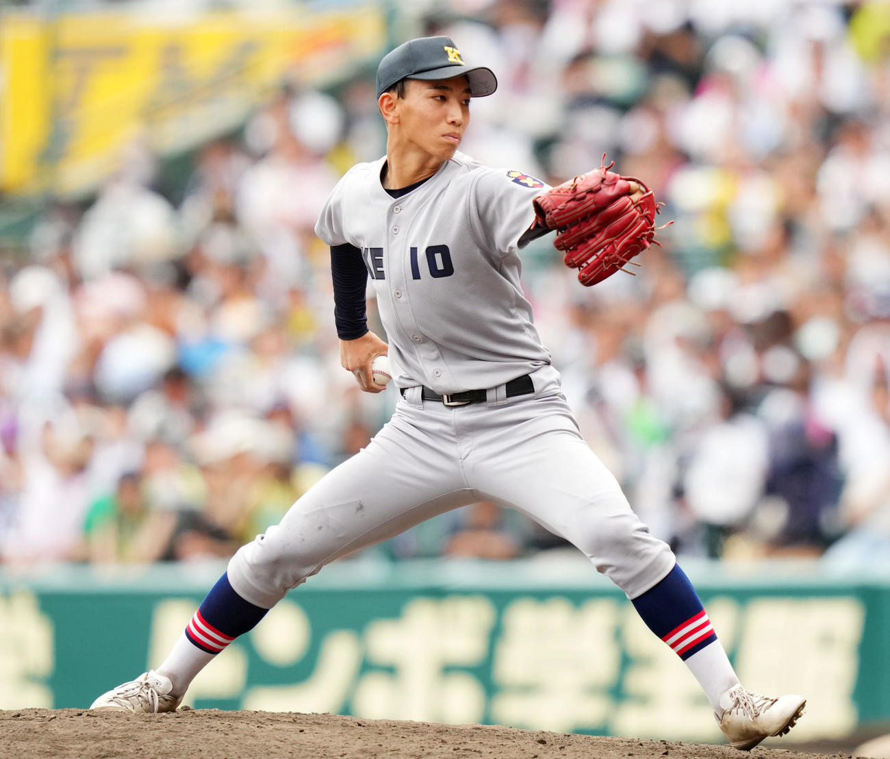 慶応対仙台育英　5回裏から登板した慶応・小宅（撮影・横山健太）