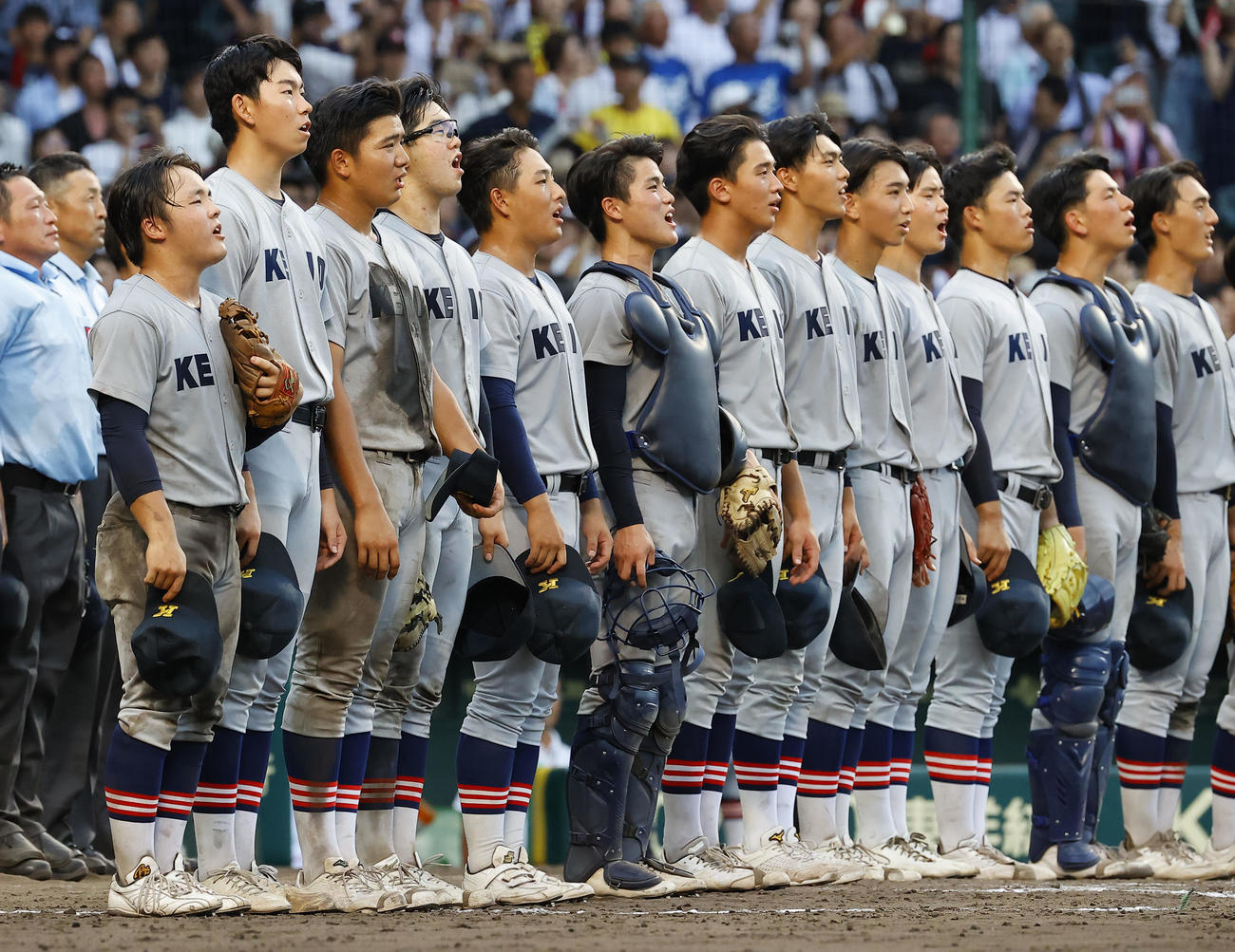 慶応対仙台育英　優勝を決め校歌を歌う慶応ナイン（撮影・藤尾明華）