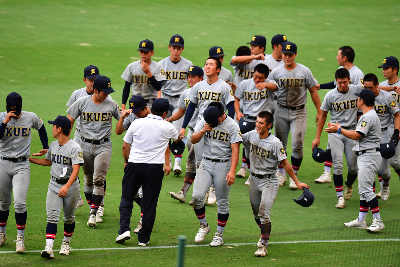 慶応対仙台育英　準優勝に終わり涙を流す仙台育英ナイン