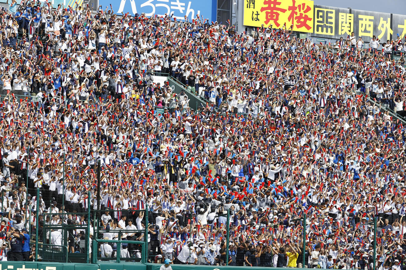慶応対仙台育英　1回表慶応の攻撃に盛り上がる慶応アルプス（撮影・藤尾明華）