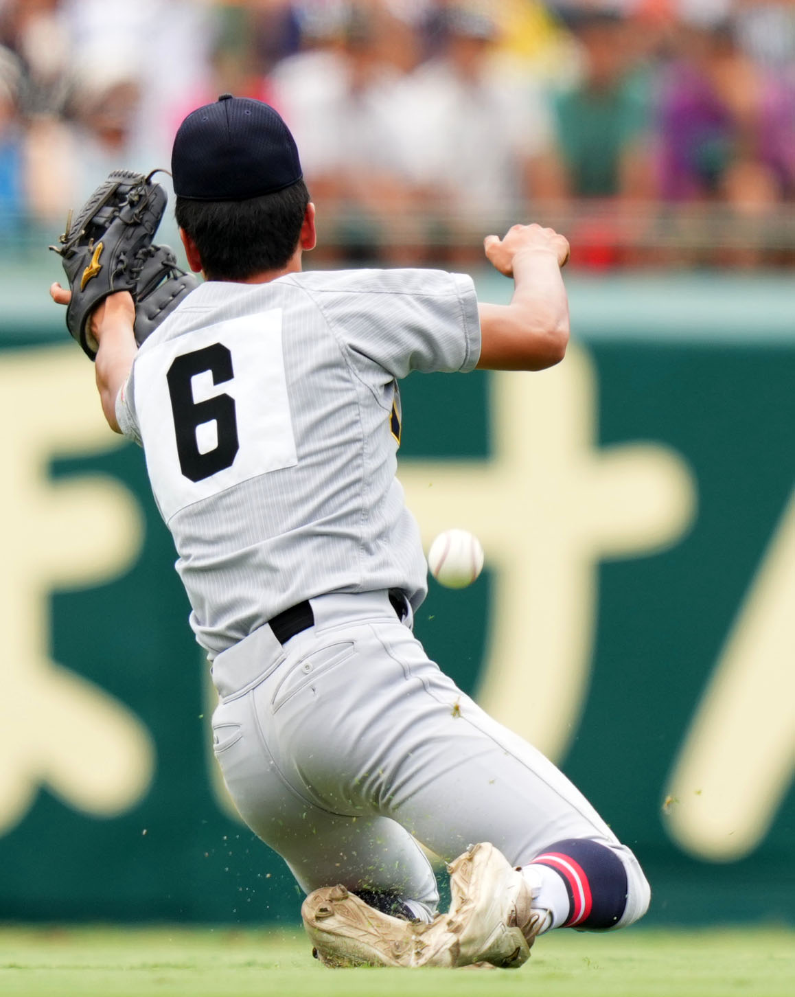 慶応対仙台育英　1回表慶応2死一、二塁、山田は渡辺千の打球を追うがキャッチできず遊適時安打となる（撮影・横山健太）