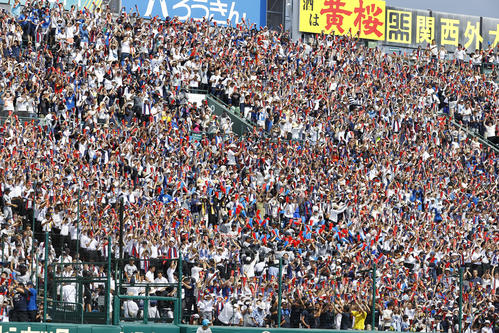 慶応対仙台育英　1回表慶応の攻撃に盛り上がる慶応アルプス（撮影・藤尾明華）