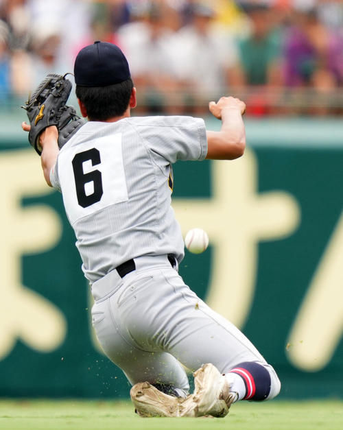 慶応対仙台育英　1回表慶応2死一、二塁、山田は渡辺千の打球を追うがキャッチできず遊適時安打となる（撮影・横山健太）