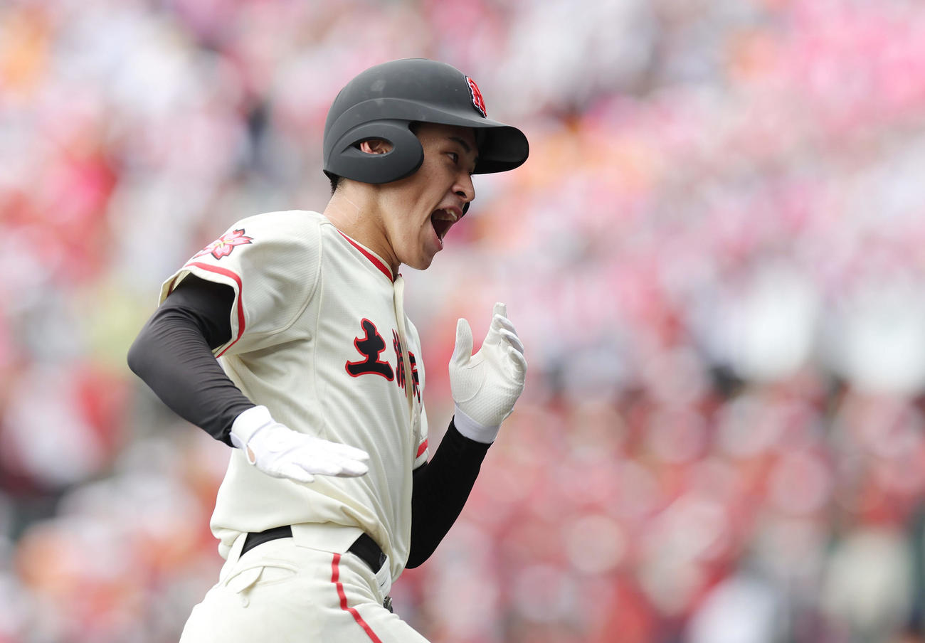 土浦日大対上田西　2回表土浦日大無死、大会1号となる中越え先制本塁打を放ち、雄たけびを上げる松田（撮影・前田充）