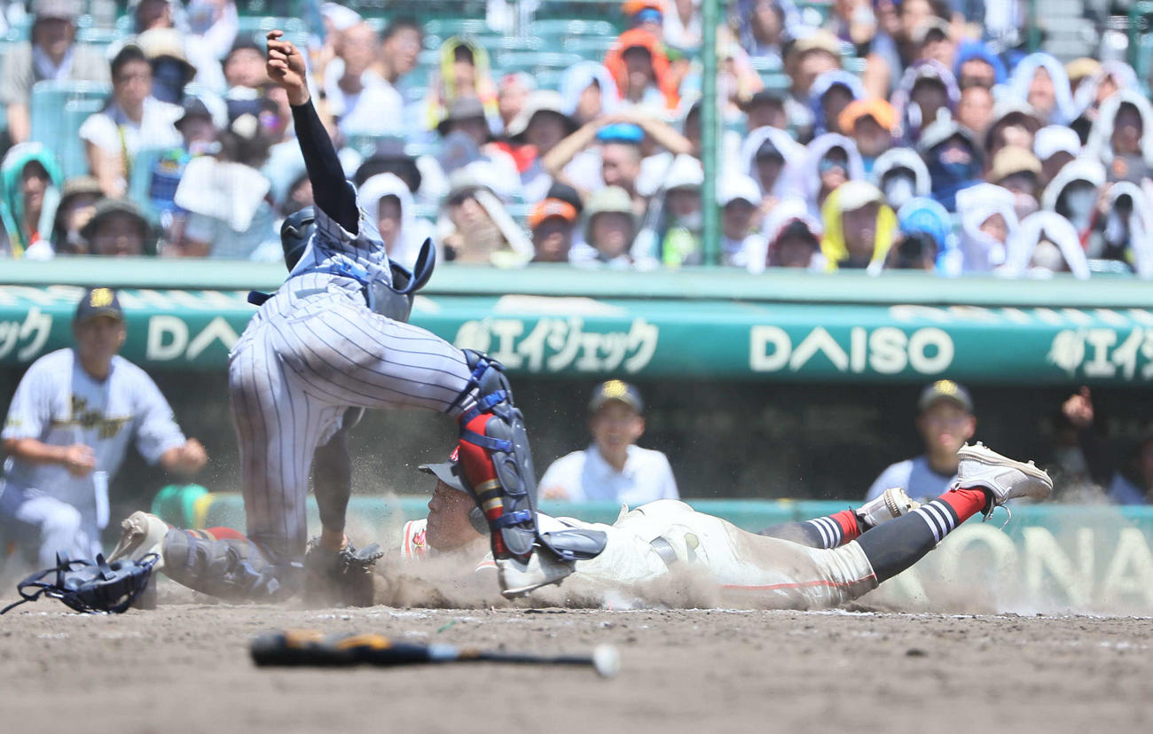 土浦日大対上田西　9回表土浦日大2死二塁、太刀川の右前打で生還を狙うも憤死する大井（撮影・上田博志）