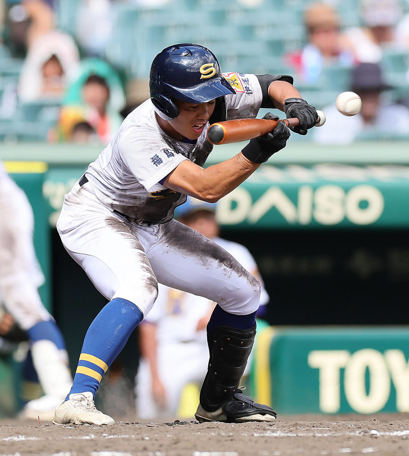 共栄学園対聖光学院　4回裏聖光学院1死二、三塁、松尾はスクイズを決める（撮影・足立雅史）