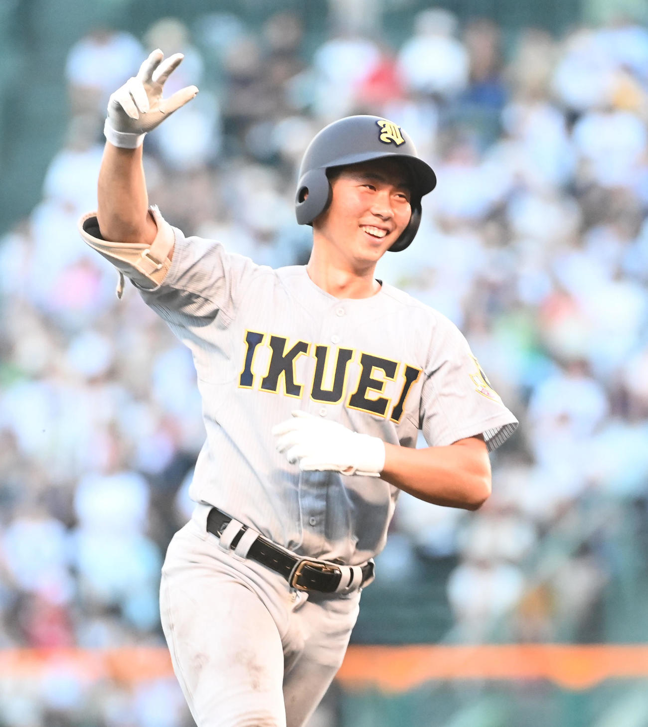 浦和学院対仙台育英　3回裏仙台育英2死二塁、尾形は右中間に2点本塁打を放ち笑顔でガッツポーズ（撮影・前岡正明）