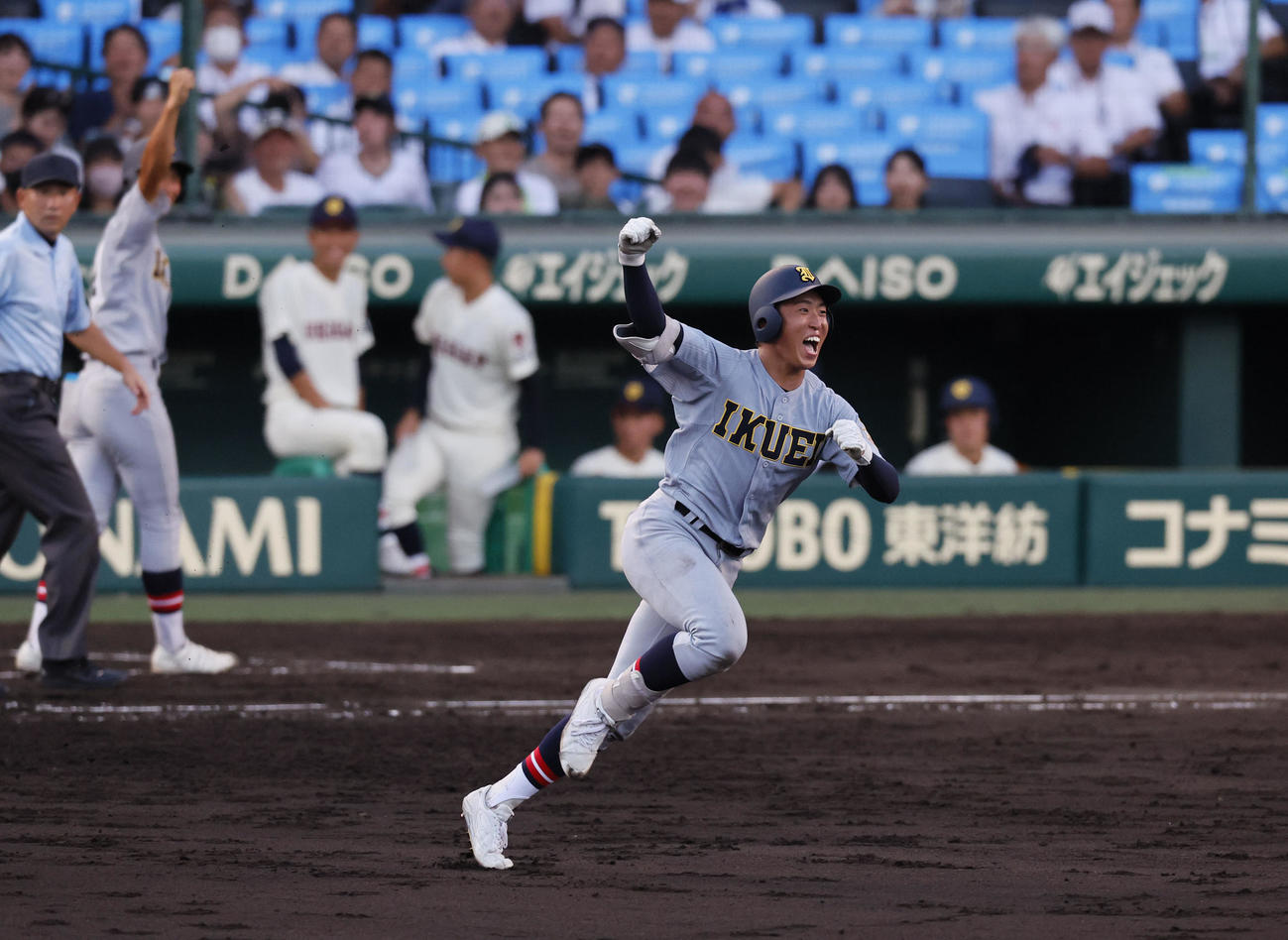 浦和学園対仙台育英　3回裏仙台育英2死、湯田が右越えに2者連続本塁打を放ちガッツポーズをする（撮影・藤尾明華）