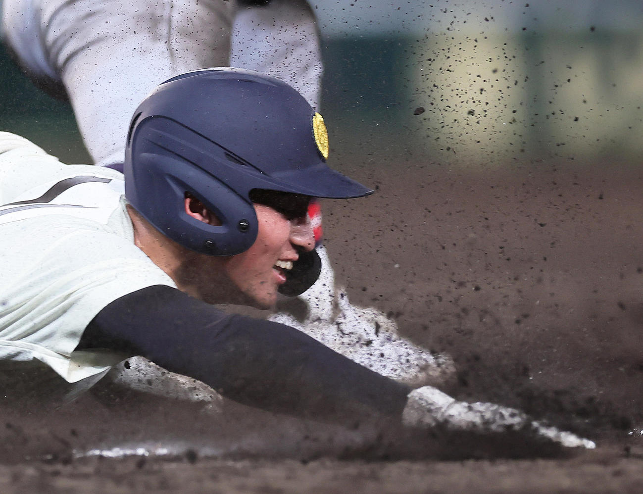 和学院対仙台育英　7回表浦和学院2死二塁、月野は一塁ヘッドスライディング、内野安打とする（撮影・足立雅史）