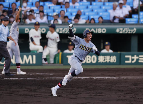 浦和学園対仙台育英 3回裏仙台育英2死、湯田が右越えに2者連続本塁打を放ちガッツポーズをする(撮影・藤尾明華)