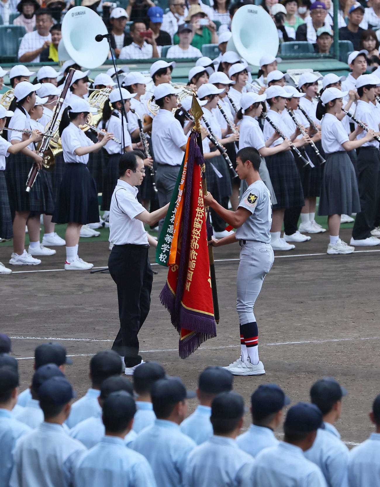 開会式で優勝旗を返還する仙台育英・山田主将（撮影・上田博志）