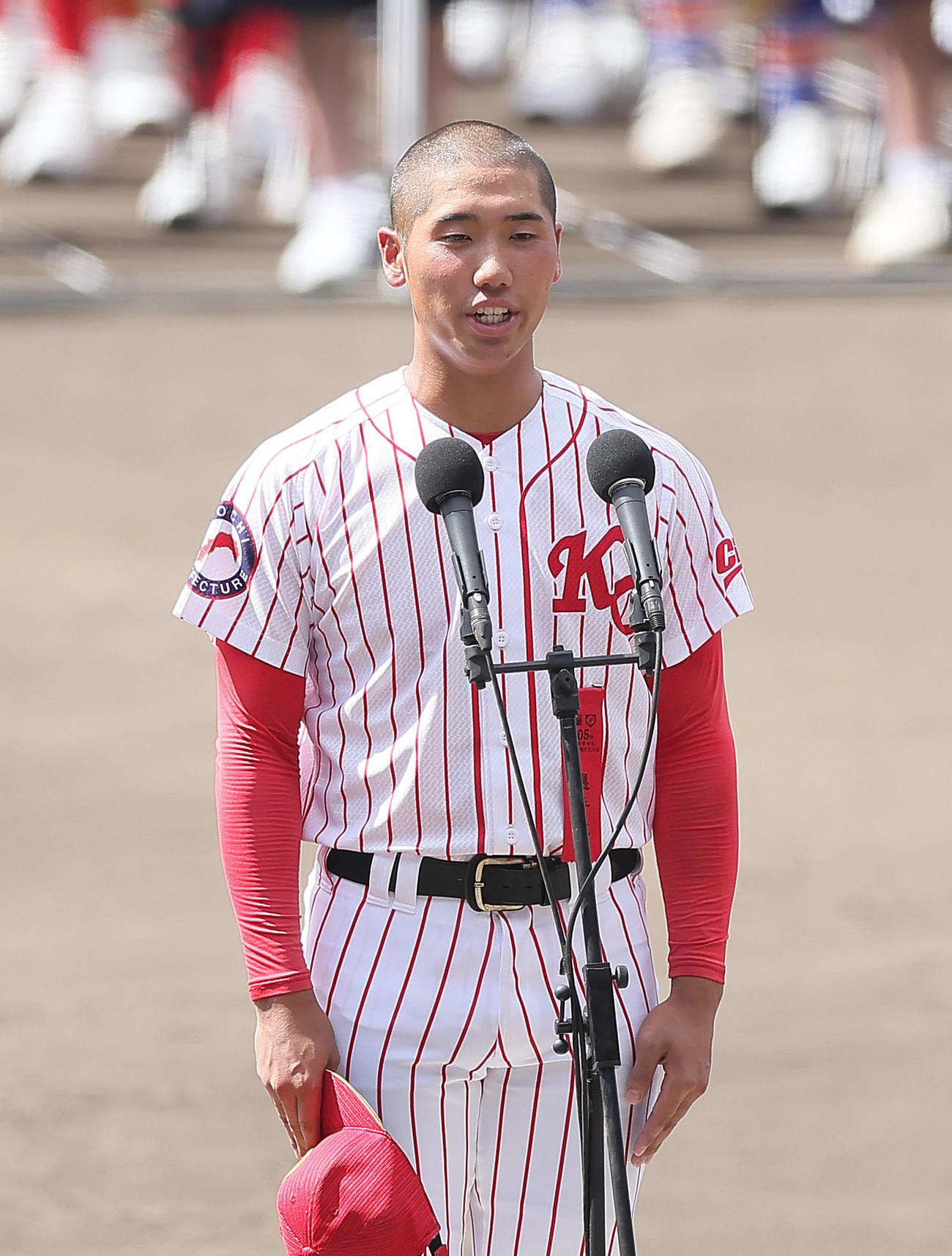 開会式で選手宣誓を務めた高知中央・西岡主将（撮影・足立雅史）