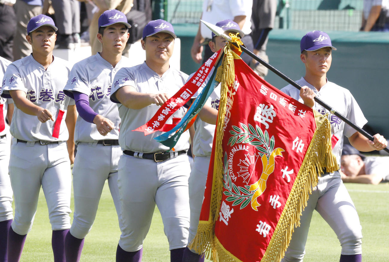 元気よく開会式で行進する花巻東の佐々木（中央）らナイン（撮影・上山淳一）
