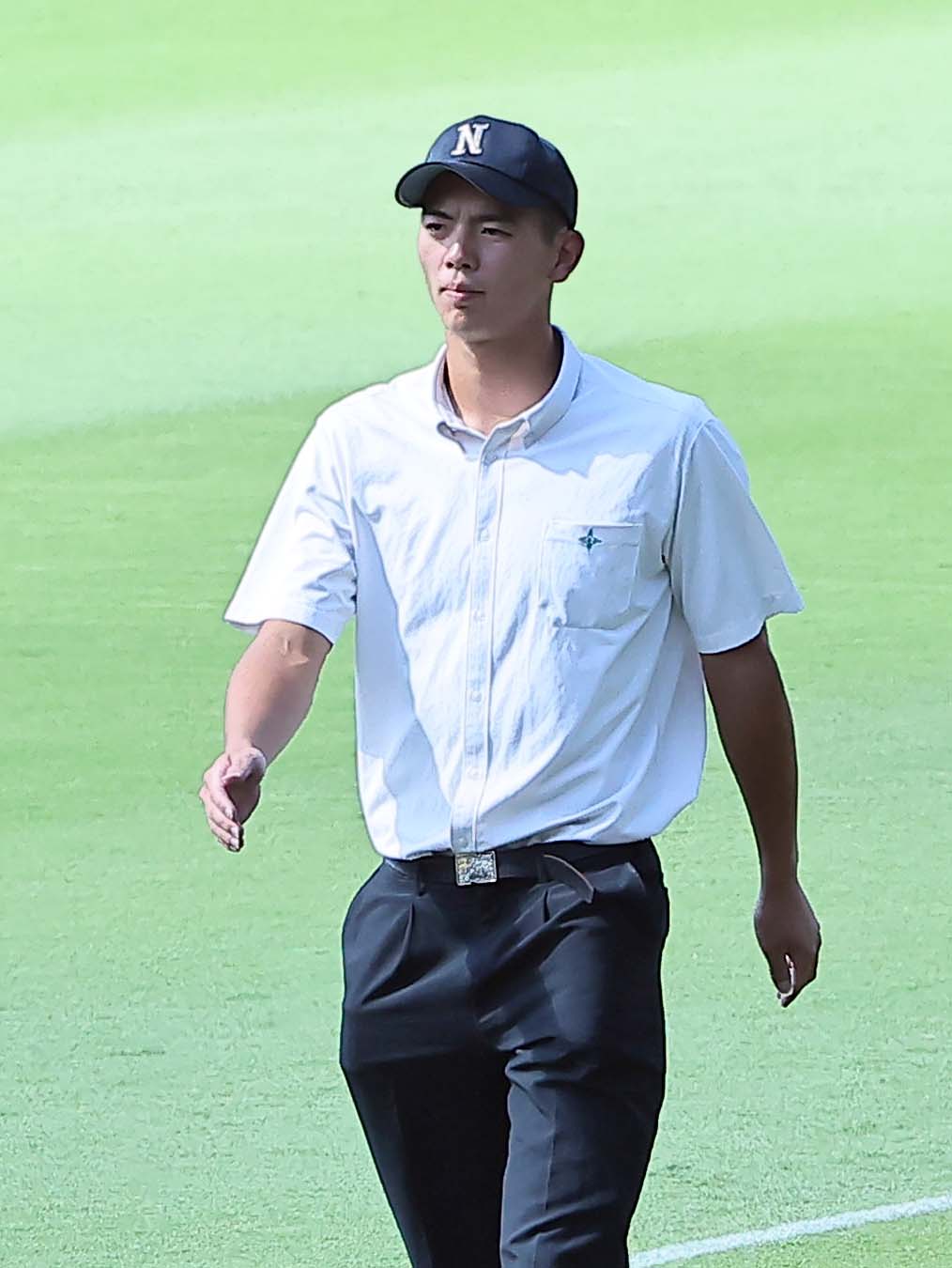 第105回全国高等学校野球選手権大会開会式で行進の先導をする日大豊山・光永（撮影・上田博志）
