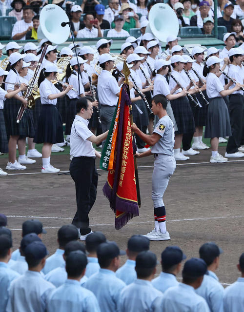 開会式で優勝旗を返還する仙台育英・山田主将（撮影・上田博志）