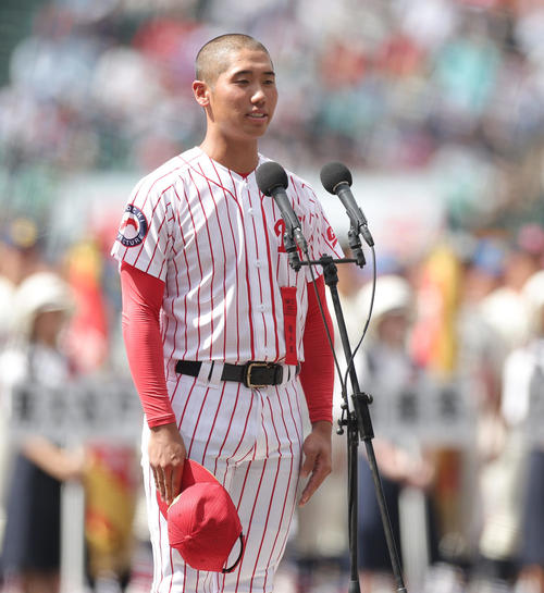 選手宣誓を行う高知中央・西岡主将（撮影・前田充）
