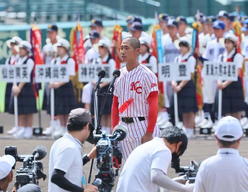 開会式で選手宣誓をする高知中央・西岡主将（撮影・上田博志）