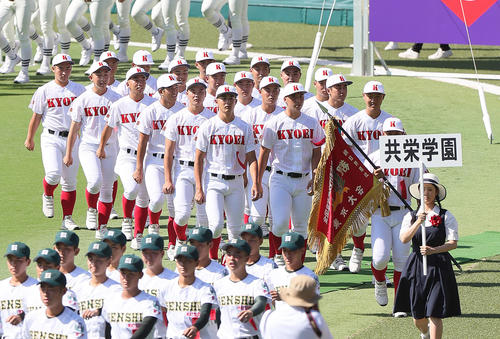 開会式で入場行進する共栄学園（撮影・足立雅史）