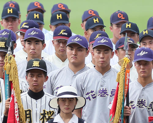 開会式に臨む花巻東・佐々木麟（中央）ら（撮影・足立雅史）