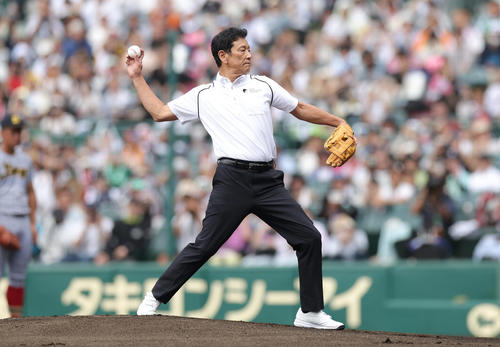 土浦日大対上田西　始球式で投球するWBC日本代表前監督の栗山英樹氏（撮影・前田充）