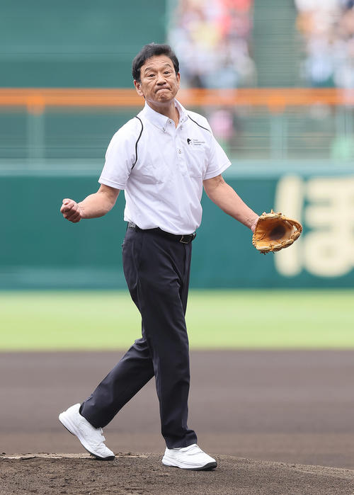 土浦日大対上田西　始球式を務めた栗山氏（撮影・足立雅史）