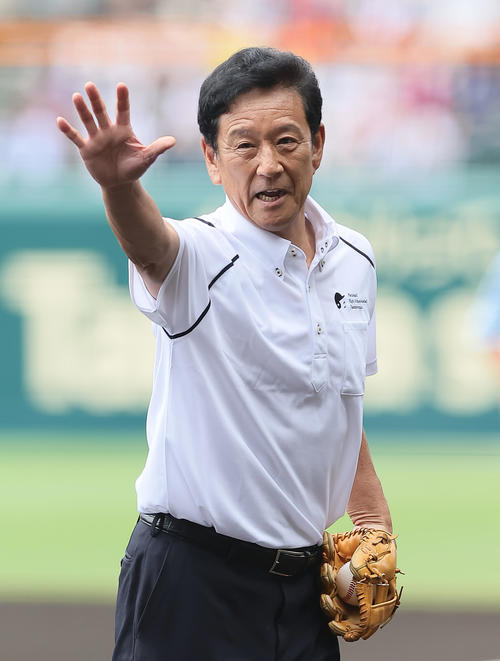 土浦日大対上田西　始球式を務めた栗山氏（撮影・足立雅史）