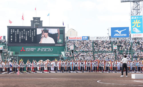 開会式で大会歌「栄冠は君に輝く」を歌う山崎育三郎（撮影・足立雅史）