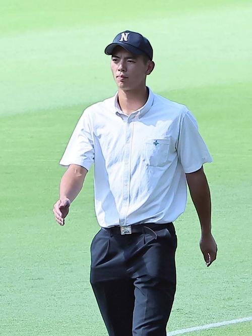第105回全国高等学校野球選手権大会開会式で行進の先導をする日大豊山・光永（撮影・上田博志）
