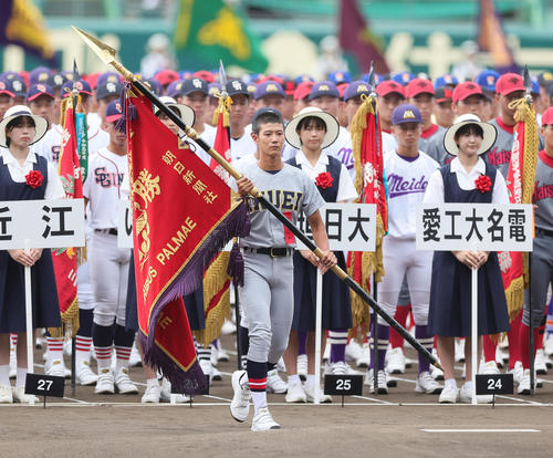 優勝旗の返還を行う仙台育英・山田主将（撮影・足立雅史）