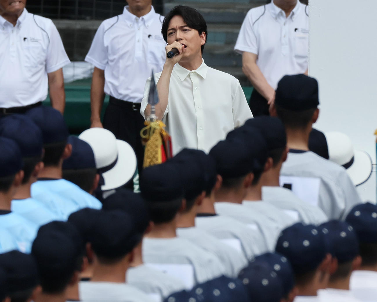 大会歌「栄冠は君に輝く」を独唱する俳優で歌手の山崎育三郎（撮影・上山淳一）