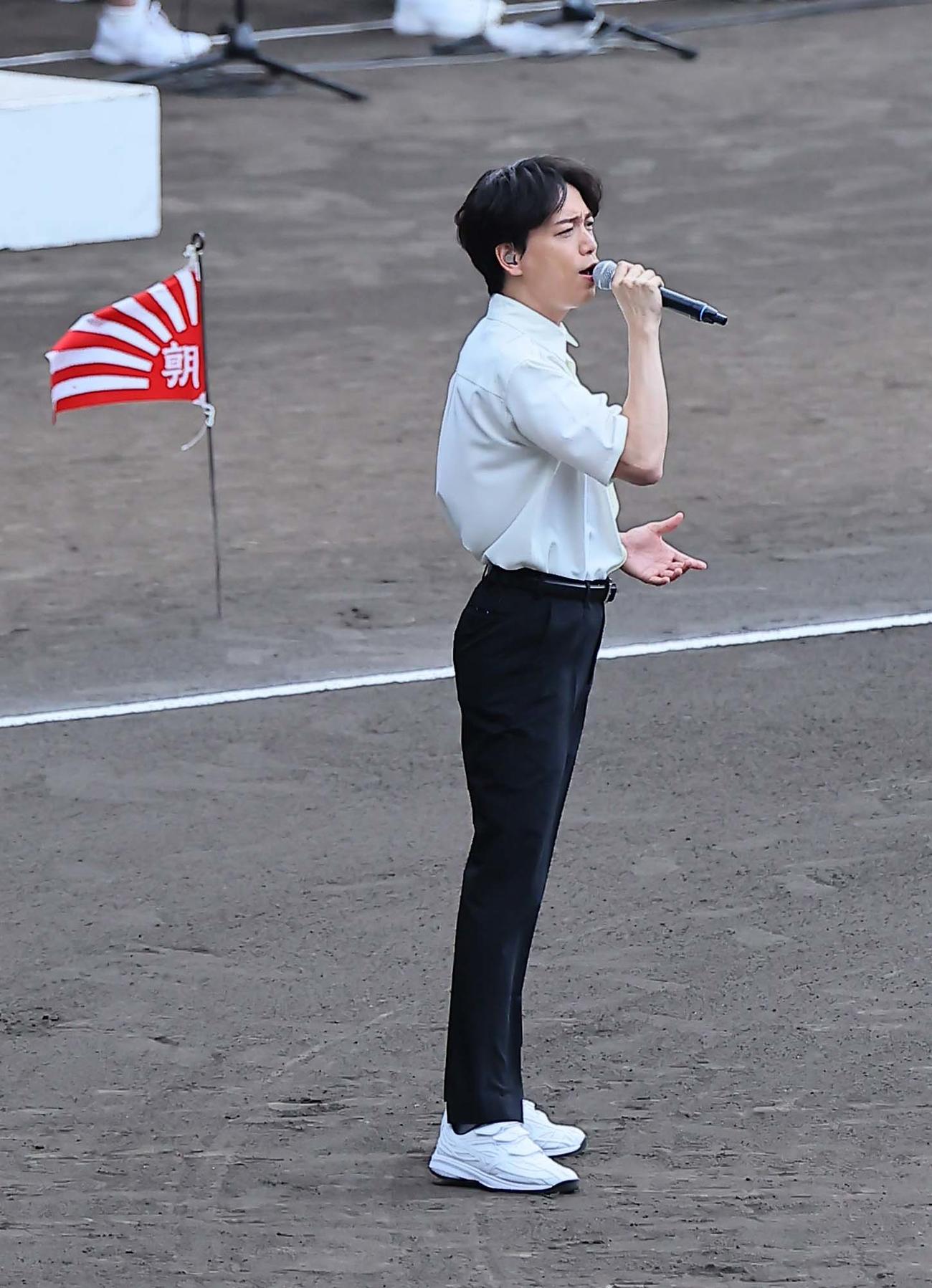 開会式で大会歌を歌う山崎育三郎（撮影・上田博志）