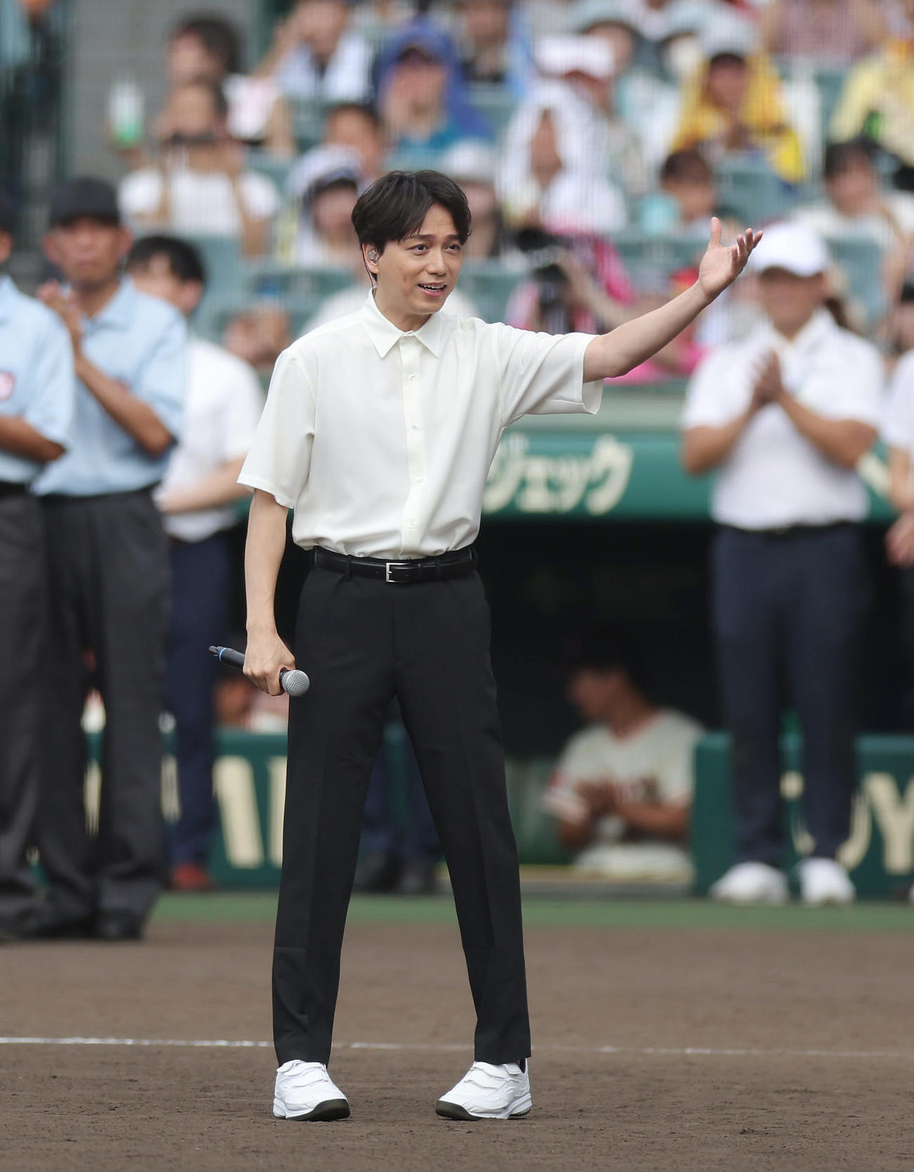 大会歌「栄冠は君に輝く」を独唱した山崎育三郎（撮影・前田充）