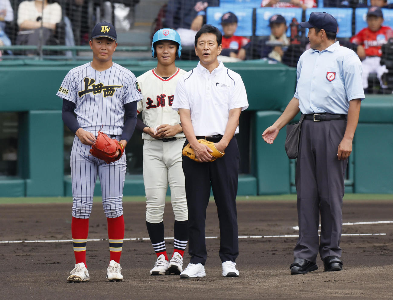 土浦日大対上田西　始球式を務めるWBCで優勝した前日本代表監督の栗山氏（左から3人目）（撮影・上山淳一）