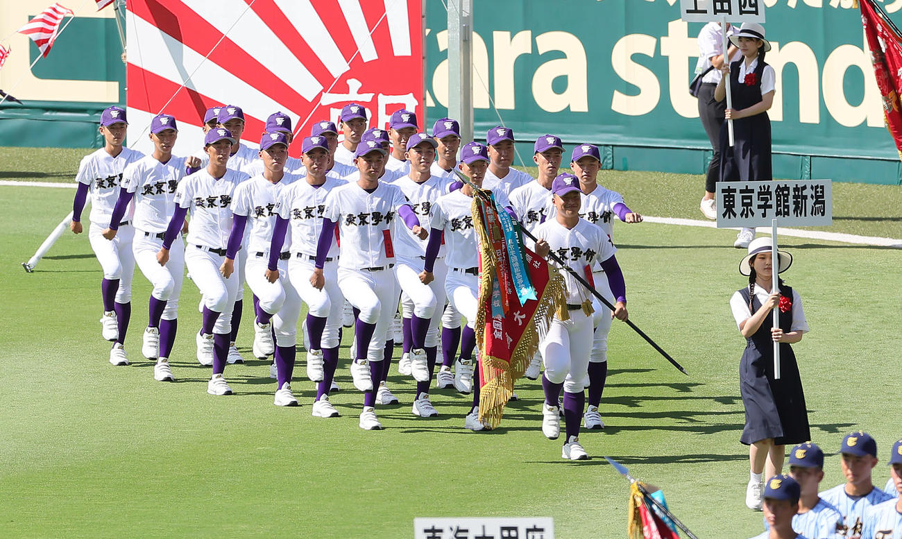 開会式で入場行進する東京学館新潟（撮影・足立雅史）