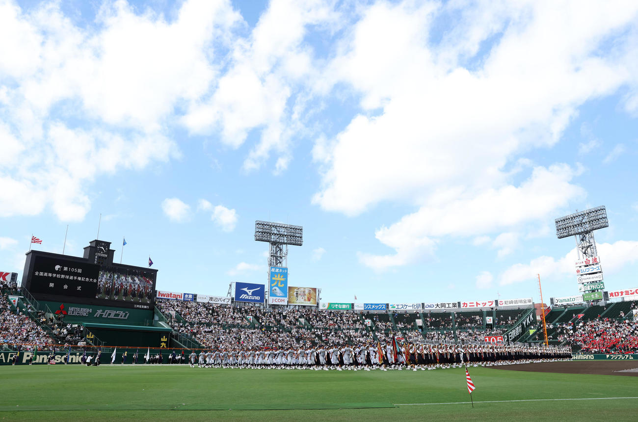 開会式で入場行進する各校の選手たち（撮影・前田充）