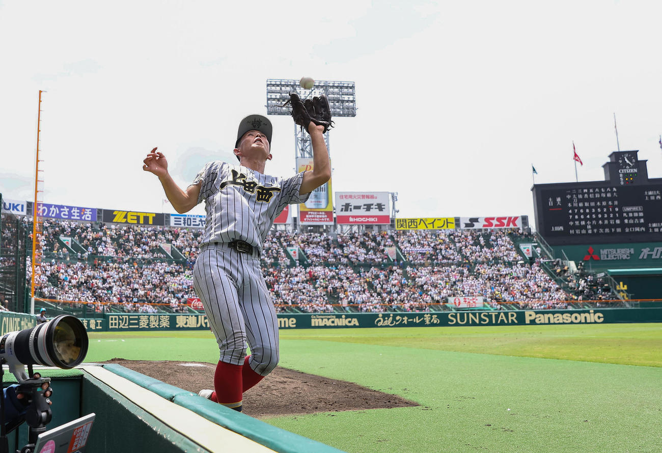 土浦日大対上田西　4回表土浦日大1死、藤本の三邪飛を捕球する片平（撮影・前田充）