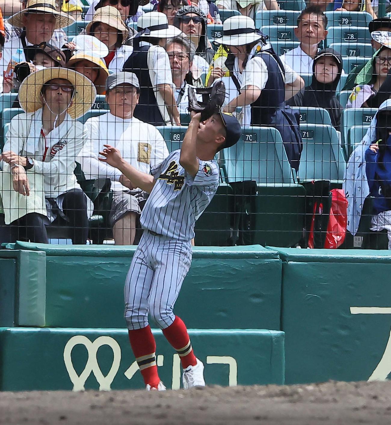 土浦日大対上田西　4回表土浦日大1死、藤本の三邪飛を好捕する片平（撮影・上田博志）