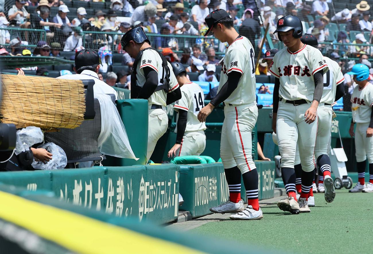 土浦日大対上田西　5回終了後、クーリングタイムでベンチに入る土浦日大ナイン（撮影・上田博志）